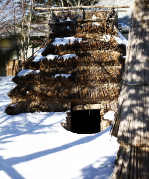 冬のチセ（アイヌの伝統的な住居）